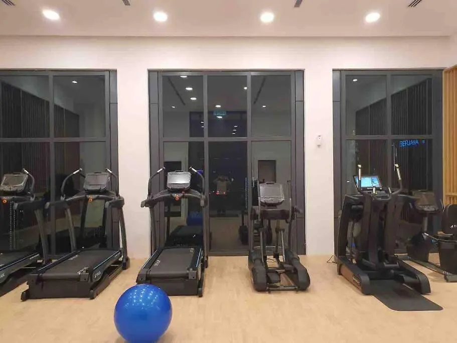 Infinity Pool, New 2 Bedroom, Near Bbcc Lalaport, Pnb 118, Klcc With High Speed Wifi Kuala Lumpur Apartment